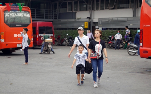 nghi le 304 15 dong nguoi un un do ve cac ben xe o ha noi