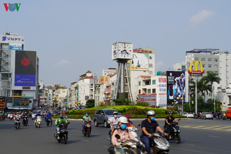 sau cong van khan nhac cach ly xa hoi nguoi dan ra duong cang dong