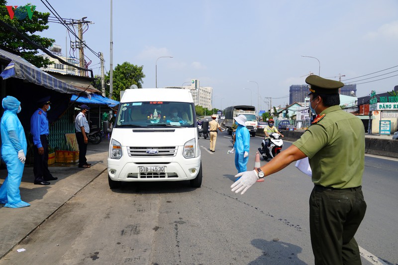 sau cong van khan nhac cach ly xa hoi nguoi dan ra duong cang dong