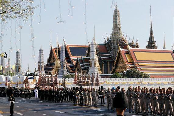 le dang quang cua nha vua thai lan qua cac con so an tuong