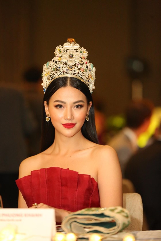 phuong khanh xuat hien quyen ru tai dem chung ket miss earth singapore 2019