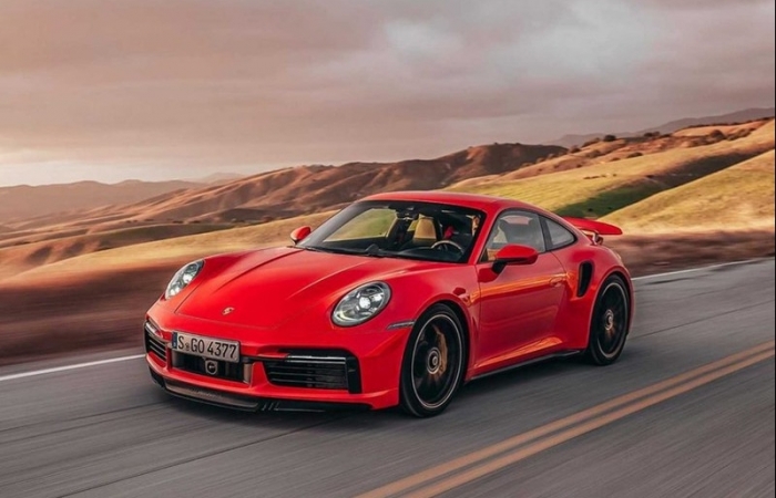 Porsche 911 Turbo S “đánh bại” Huracan EVO và Ferrari 488 GTB