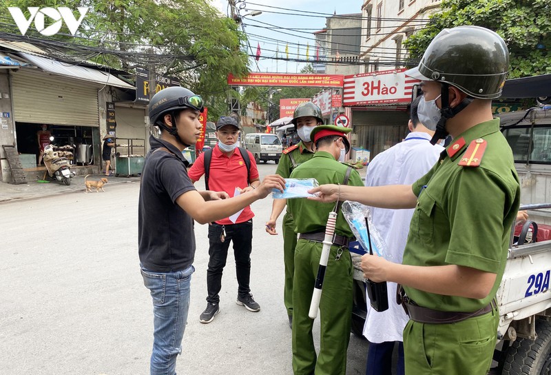 ha noi xu phat hang loat truong hop khong deo khau trang khi ra duong  hinh 7