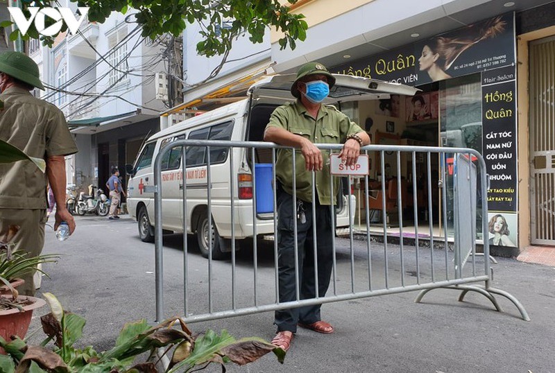 ha noi xu phat hang loat truong hop khong deo khau trang khi ra duong  hinh 8