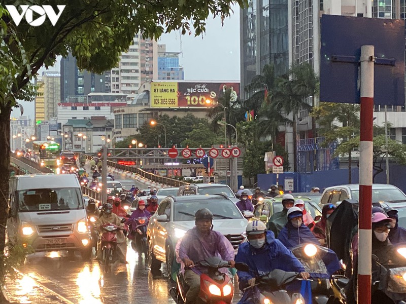 mua lon, pho ha noi ngap nuoc, nguoi dan chat vat ve nha gio tan so hinh 1