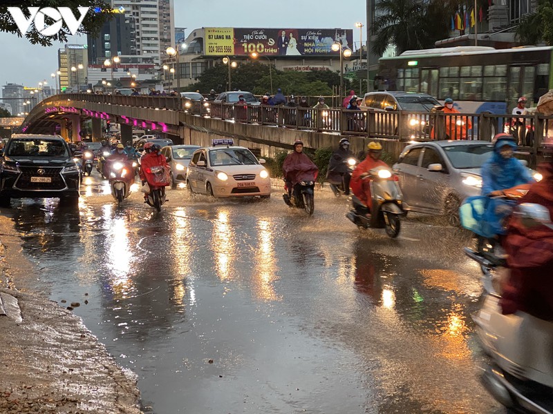 mua lon, pho ha noi ngap nuoc, nguoi dan chat vat ve nha gio tan so hinh 4