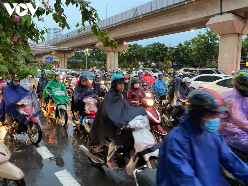 mua lon, pho ha noi ngap nuoc, nguoi dan chat vat ve nha gio tan so hinh 8