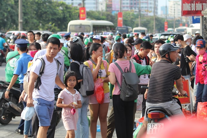 nguoi dan tay xach nach mang un un tro ve thu do sau ky nghi le 29