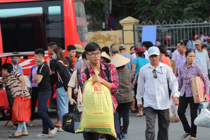 nguoi dan tay xach nach mang un un tro ve thu do sau ky nghi le 29