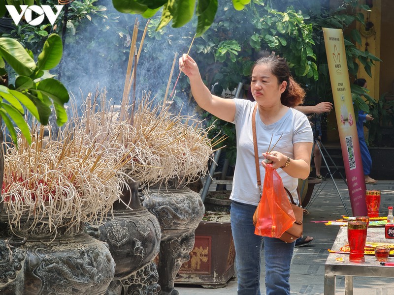 chua chien o ha noi vang ve, lac dac nguoi dan di le trong ngay ram thang 7 hinh 5