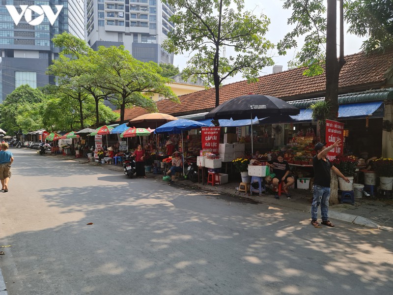 chua chien o ha noi vang ve, lac dac nguoi dan di le trong ngay ram thang 7 hinh 16