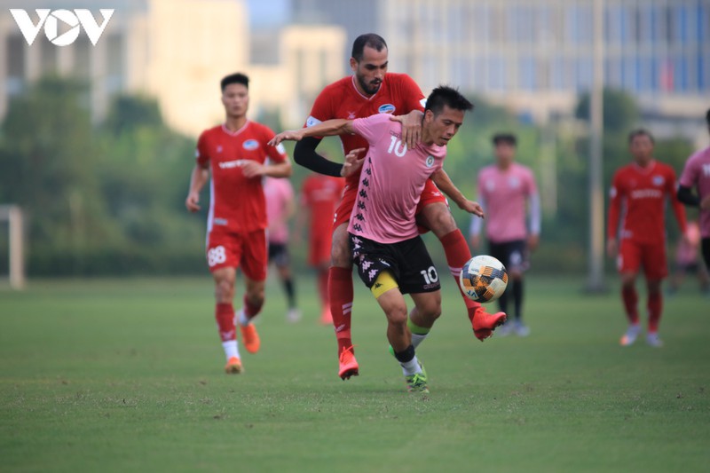 van hau &amp;quot;tai xuat&amp;quot; o vi tri trung ve giup ha noi fc da bai viettel  hinh 2