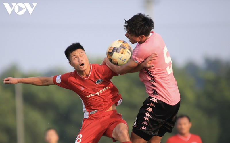 van hau &amp;quot;tai xuat&amp;quot; o vi tri trung ve giup ha noi fc da bai viettel  hinh 3