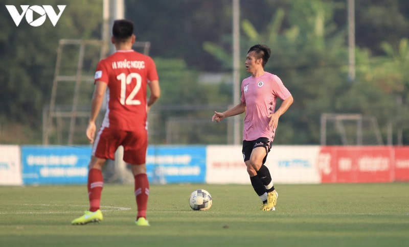 van hau &amp;quot;tai xuat&amp;quot; o vi tri trung ve giup ha noi fc da bai viettel  hinh 5