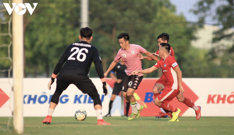 van hau &amp;quot;tai xuat&amp;quot; o vi tri trung ve giup ha noi fc da bai viettel  hinh 6