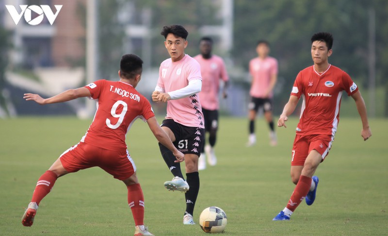 van hau &amp;quot;tai xuat&amp;quot; o vi tri trung ve giup ha noi fc da bai viettel  hinh 9