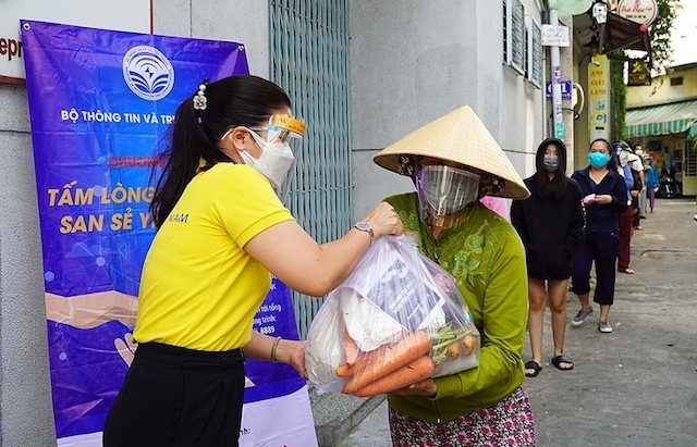 Bưu điện Việt Nam ủng hộ 10.000 thiết bị thông minh cho chương trình “Sóng và máy tính cho em”