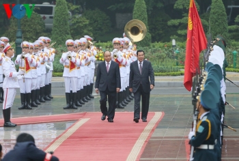 Thủ tướng Nguyễn Xuân Phúc chủ trì lễ đón Thủ tướng Campuchia Hun Sen