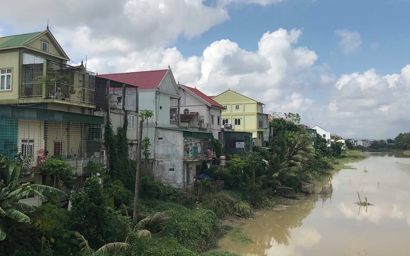 vu 39 thi the trong container goc khuat duoi bong biet thu noi vung que