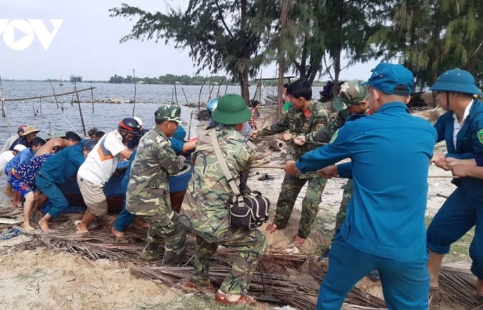 Ảnh: Người dân miền Trung khẩn trương sơ tán tránh bão số 9