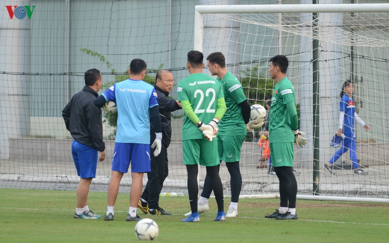 cong phuong va van hau bi thay park soi o buoi luyen cong dau tien