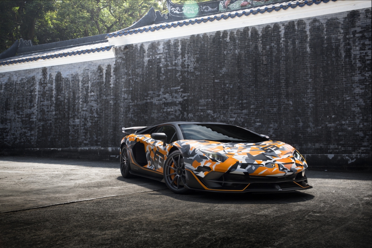 Được đặt h&agrave;ng th&ocirc;ng qua chương tr&igrave;nh c&aacute; nh&acirc;n h&oacute;a tại đại l&yacute; Lamborghini Hongkong, chiếc Aventador SVJ 63 n&agrave;y sở hữu vẻ ngo&agrave;i m&agrave;u &ldquo;rằn ri&rdquo; lấy cảm hứng từ lớp ngụy trang m&agrave; h&atilde;ng đ&atilde; sử dụng trong l&uacute;c thử nghiệm mẫu xe n&agrave;y.