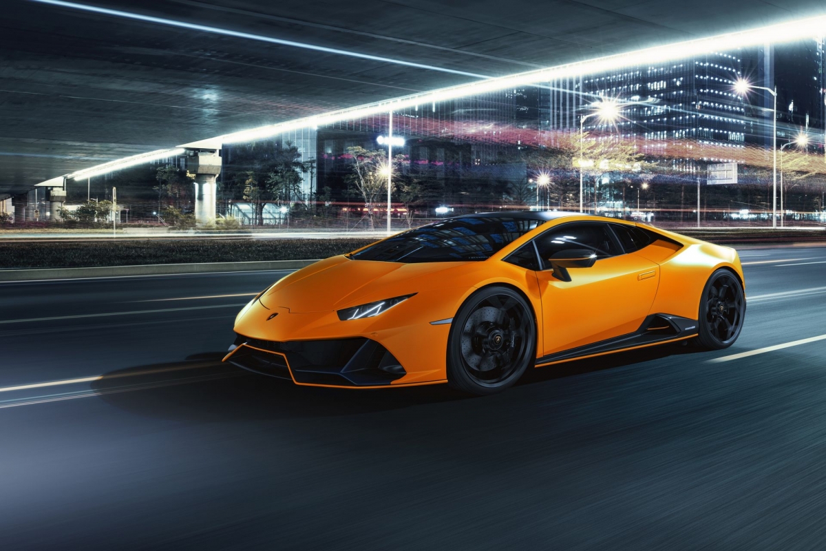 Những đường chỉ kh&acirc;u tương phản, nắp che n&uacute;t khởi động c&ugrave;ng logo Lamborghini được dập tr&ecirc;n tựa đầu ghế sẽ được ho&agrave;n thiện với chỉ kh&acirc;u c&ugrave;ng m&agrave;u với m&agrave;u ngoại thất m&agrave; kh&aacute;ch h&agrave;ng lựa chọn cho chiếc xe của m&igrave;nh.