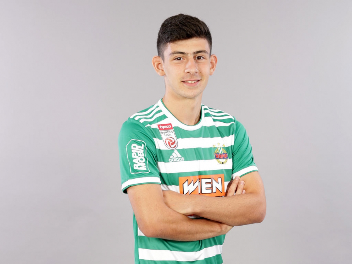 Yusuf Demir (Rapid Wien -&nbsp;ng&agrave;y sinh 2/6/2003) - Tiền đạo trẻ n&agrave;y c&oacute; trận ra mắt&nbsp;Rapid Wien ở đấu trường Europa League v&agrave;o ng&agrave;y 15/9/2020. D&ugrave; chỉ xuất hiện tr&ecirc;n s&acirc;n 17 ph&uacute;t, anh đ&atilde; kịp c&oacute; cho m&igrave;nh 1 b&agrave;n thắng.&nbsp;