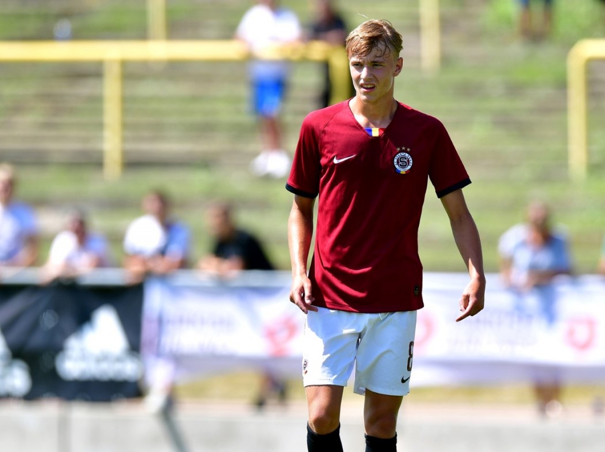 Adam Karabec (Sparta Prague - ng&agrave;y sinh 2/7/2003) - D&ugrave; mới chỉ hơn 17 tuổi, Karabec đ&atilde; c&oacute; 3 lần ra s&acirc;n cho&nbsp;Sparta Prague ở Europa League m&ugrave;a giải năm nay trong c&aacute;c trận đấu với Milan, Celtic v&agrave; Lille.&nbsp;