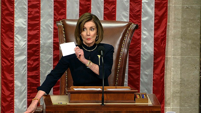 chieu bai tri hoan cua ba pelosi khi ong trump bi ha vien luan toi