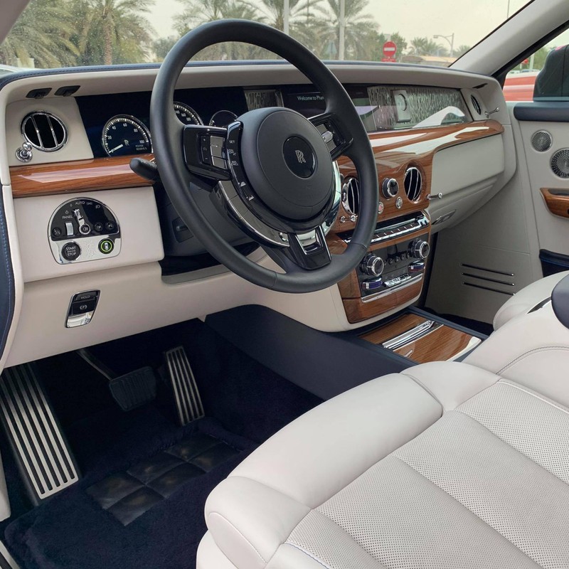 rolls royce phantom son loe loet theo phong cach duong pho