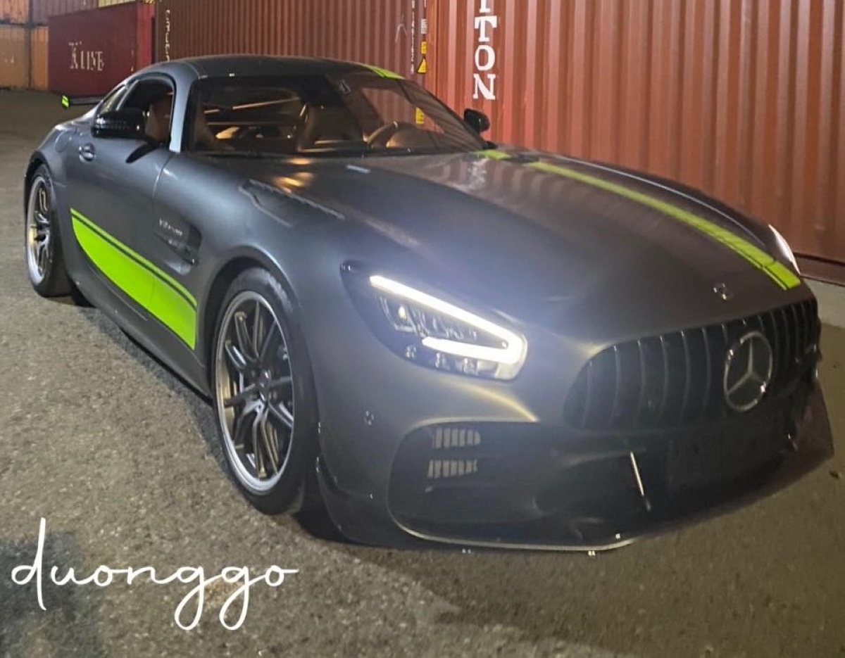 Mercedes-AMG GT R Pro đầu tiên tại Việt Nam sở hữu màu ghi xám, đi cùng đó là sọc màu xanh lá ở thân, nóc và cánh gió của xe. Điểm nhận biết rõ nhất của phiên bản đặc biệt này chính là những nâng cấp như mang cá bằng sợi carbon, hai bánh xe sau được trang bị thêm thanh nẹp sợi carbon mang đến cái nhìn hầm hố. Thanh nẹp này nối liền với khuếch tán sau của xe cũng bằng sợi carbon.