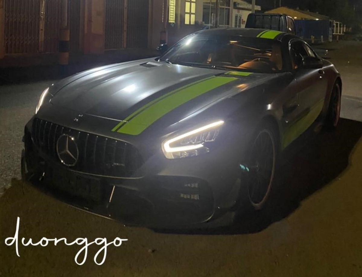 Mercedes-AMG GT R sở hữu thiết kế tối ưu khí động học khi từng chi tiết nhỏ trên AMG GT R nâng cấp mới đều được trau chuốt nhằm gia tăng khả năng vận hành với cảm hứng thiết kế từ xe đua AMG GT3. Ở ngoại thất, gần như toàn bộ phần thân vỏ của GT R đều được thiết kế lại hoàn toàn so với phiên bản “GT S”.