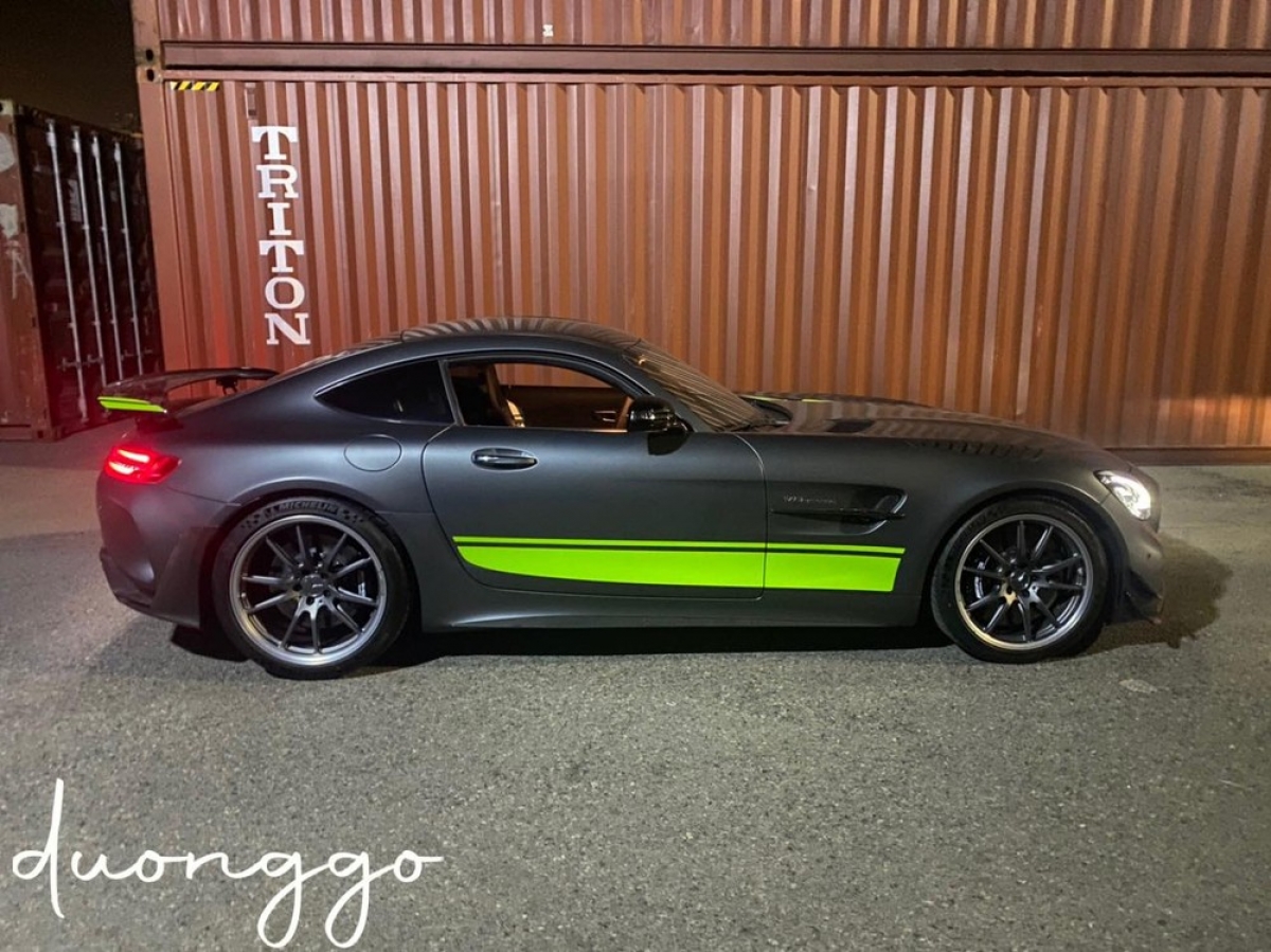 Điểm nhận diện đặc trưng nhất của phiên bản AMG GT R chính là lưới tản nhiệt nan dọc Panamericana lấy cảm hứng từ mẫu Mercedes-Benz 300 SL, đi kèm với cản trước, các khe hút gió phía trước và bên hông được mở rộng, vừa tăng khả năng tản nhiệt, cải thiện khí động học cũng như tính thẩm mỹ.​