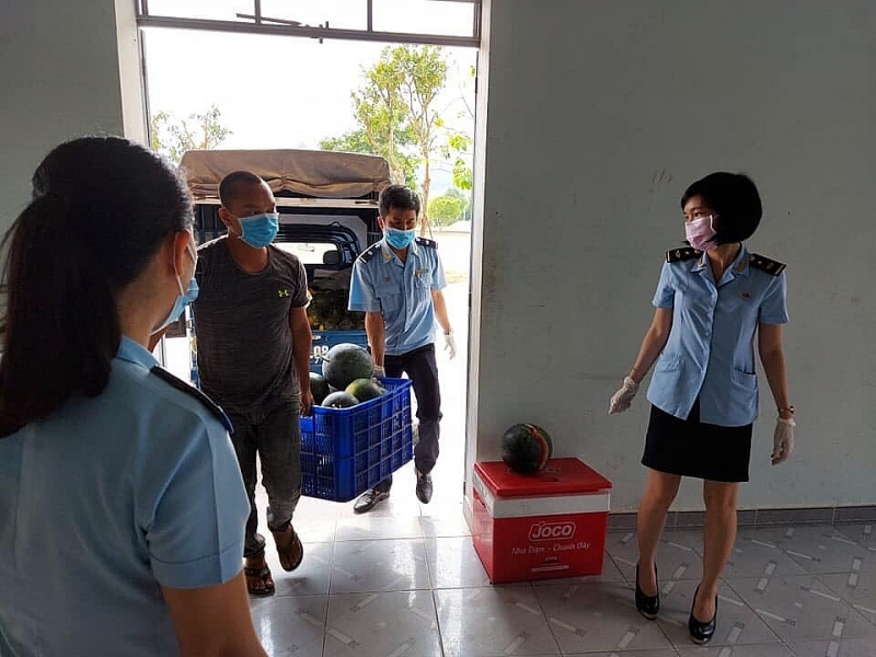 thanh nien hai quan da nang chung tay trao tang 1 tan dua hau cho cac khu cach ly