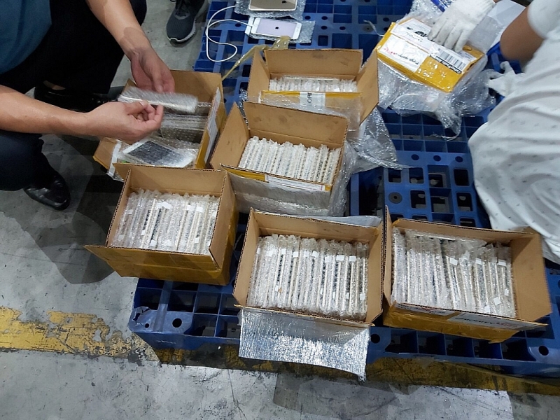 137 iphone da qua su dung van chuyen trai phep quan san bay quoc te noi bai