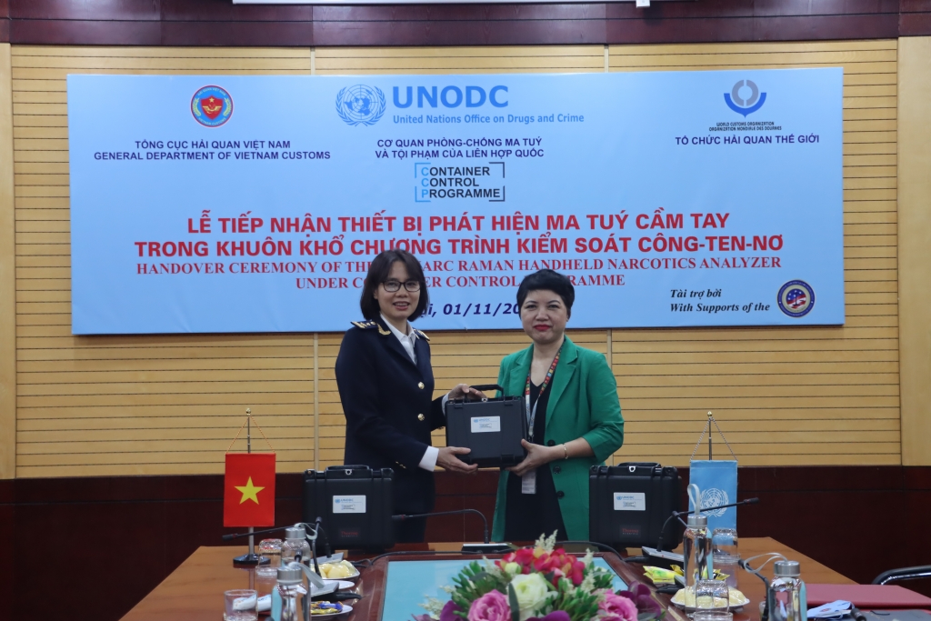 Đại diện UNODC bàn giao thiết bị cho Tổng cục Hải quan. Ảnh: N.Linh