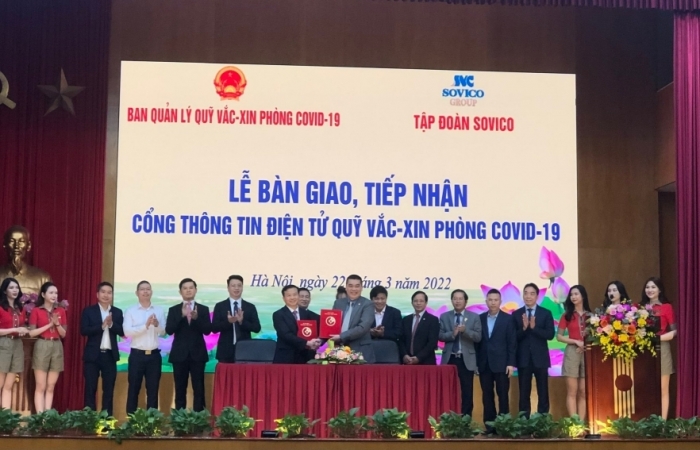 Bàn giao Cổng thông tin điện tử ủng hộ trực tuyến cho Ban quản lý Quỹ vắc-xin phòng Covid-19