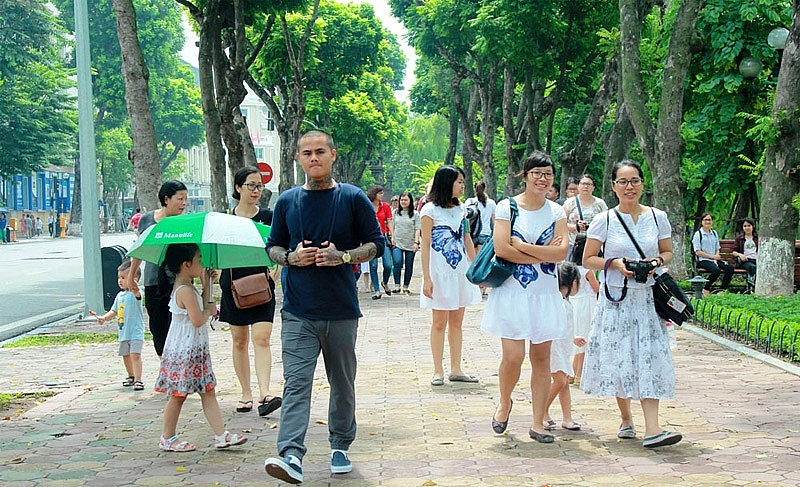 hon 2 trieu luot du khach den pho di bo quanh ho hoan kiem nam 2019