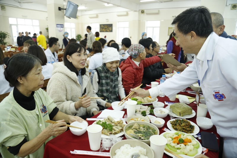 xuc dong ben bua com tat nien cung benh nhan ung thu