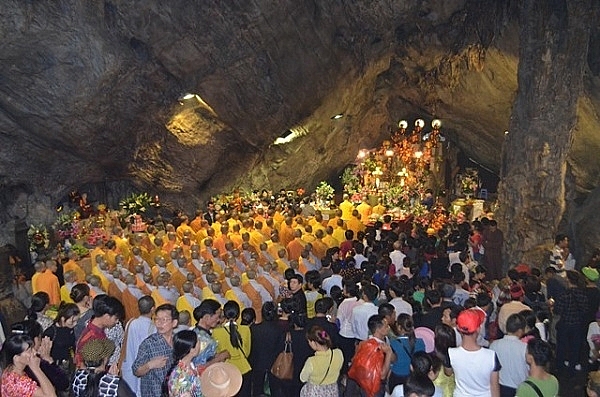 khach du xuan tai cac diem du lich tam linh tang cao dip tet