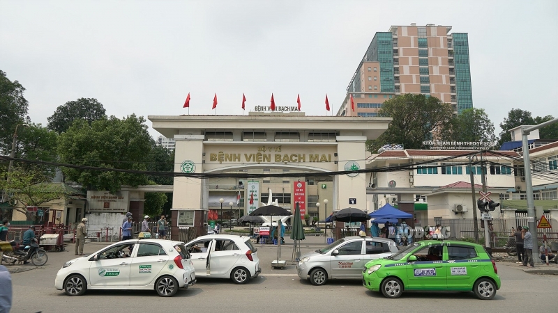 khong ra vao benh vien bach mai thoi diem hien tai