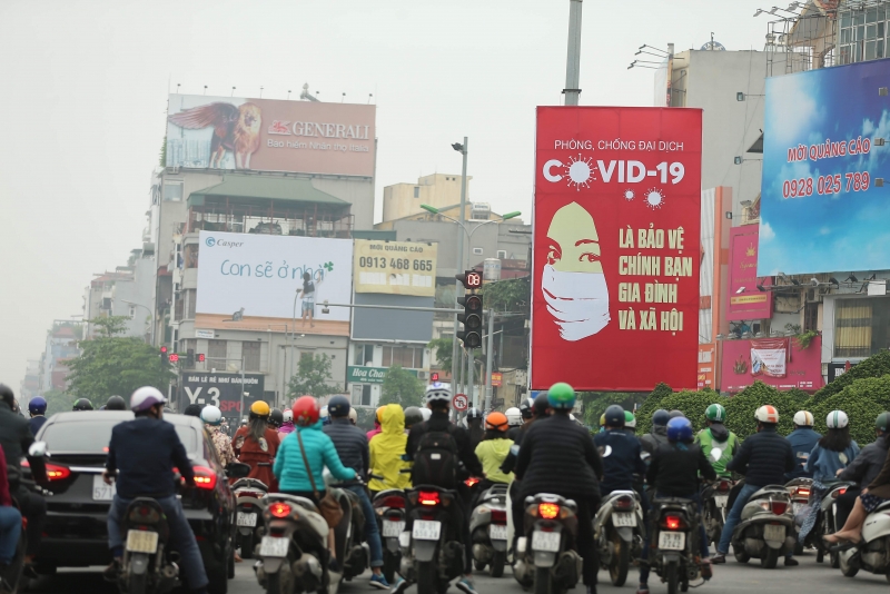 ngay thu 9 cach ly xa hoi nguoi dan ao ao do ra duong