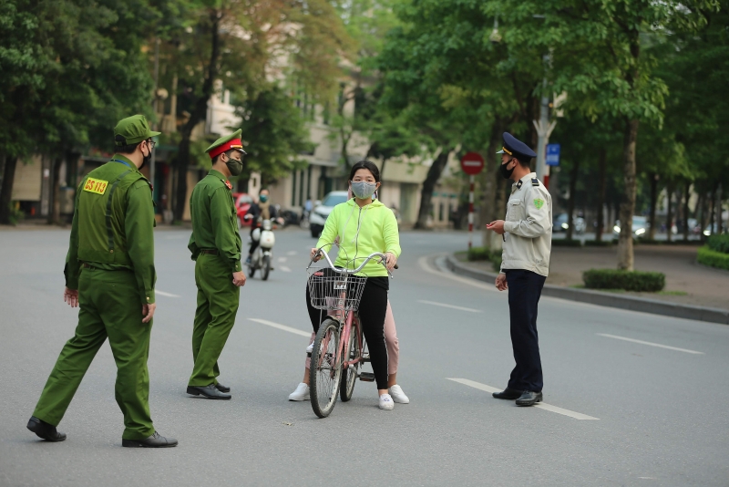 ngay thu 9 cach ly xa hoi nguoi dan ao ao do ra duong