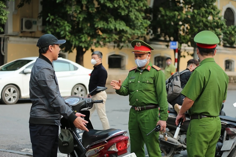 ngay thu 9 cach ly xa hoi nguoi dan ao ao do ra duong