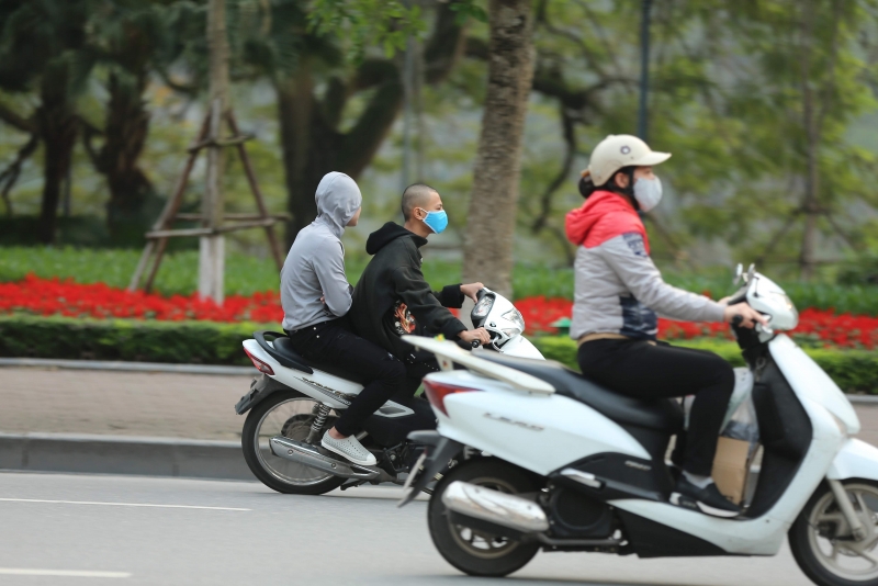 ngay thu 9 cach ly xa hoi nguoi dan ao ao do ra duong