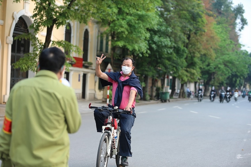 ngay thu 9 cach ly xa hoi nguoi dan ao ao do ra duong