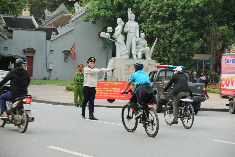 ngay thu 9 cach ly xa hoi nguoi dan ao ao do ra duong