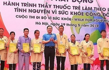 Đi bộ hưởng ứng hành trình "Thầy thuốc trẻ làm theo lời Bác"