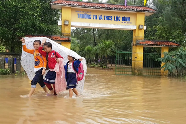 Kịch bản nào cho học sinh vùng lũ?